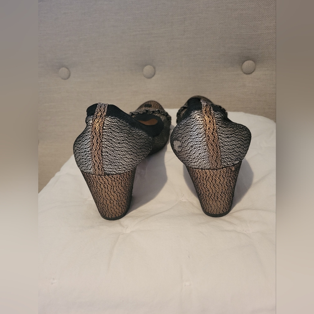 CHANEL Metallic Gold & Black Lace Cap-Toe Pumps – Size 40 (US 9) - Picture 2 of 7